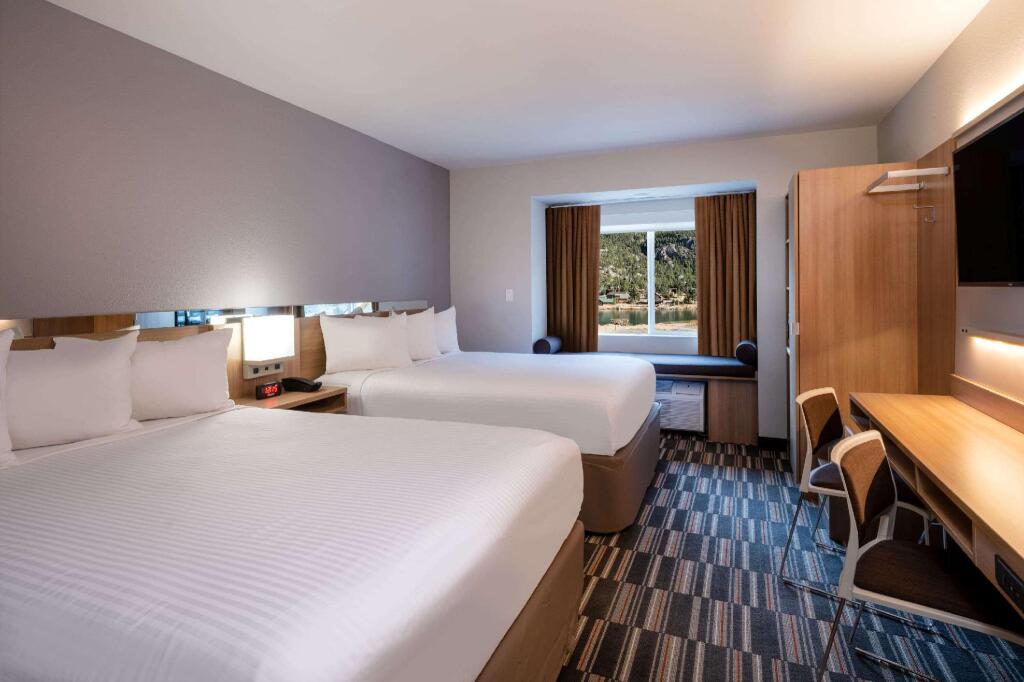 Standard Vierer Zimmer mit Seeblick Microtel Inn & Suites by Wyndham Georgetown Lake