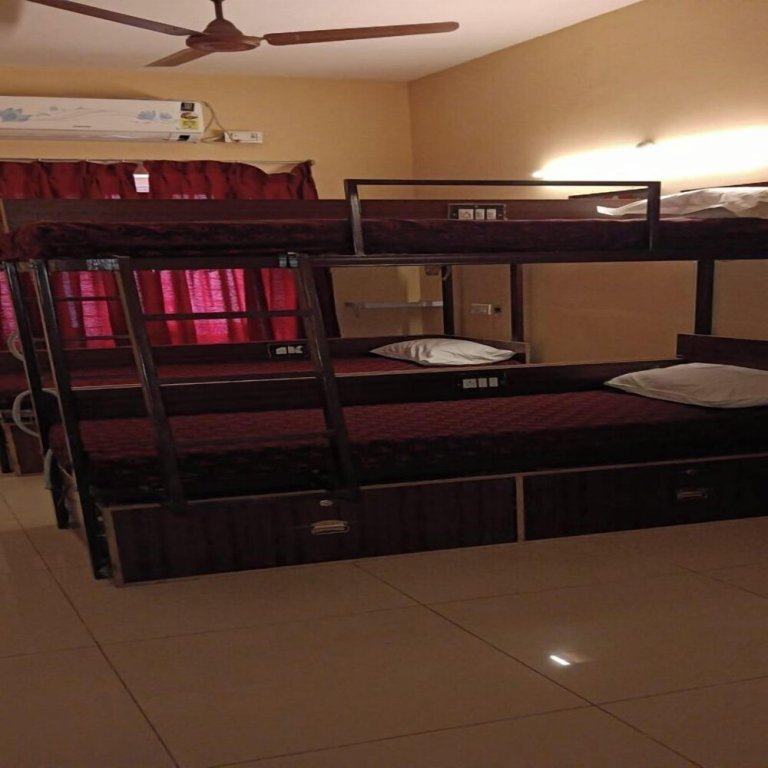Cama en dormitorio compartido Sharma Residency