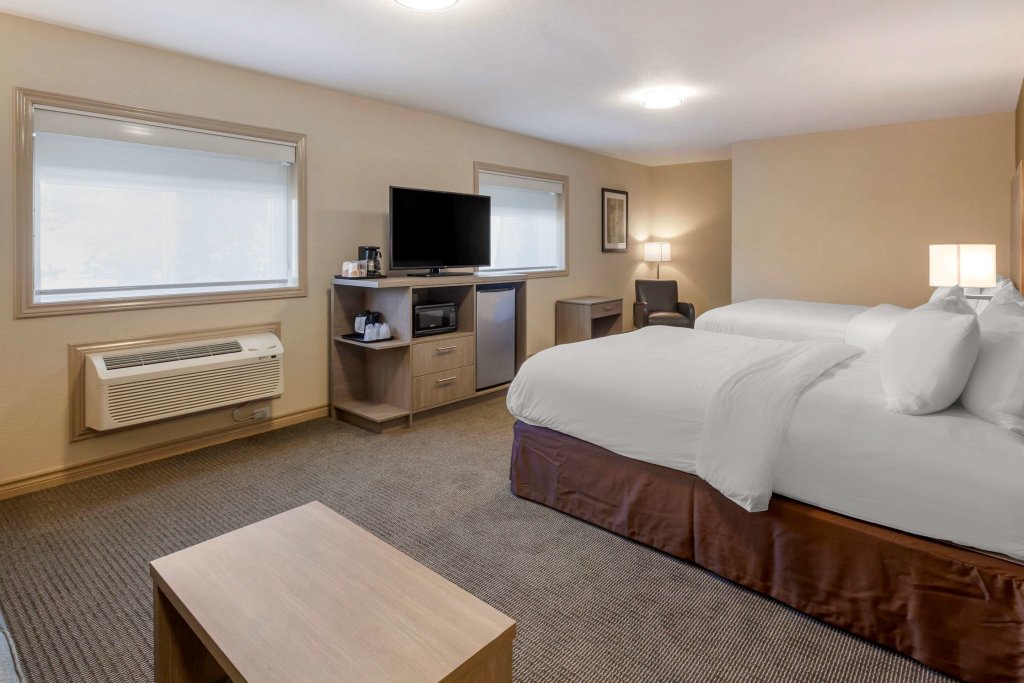 Четырёхместный номер Standard Comfort Inn & Suites Thousand Islands Harbour District