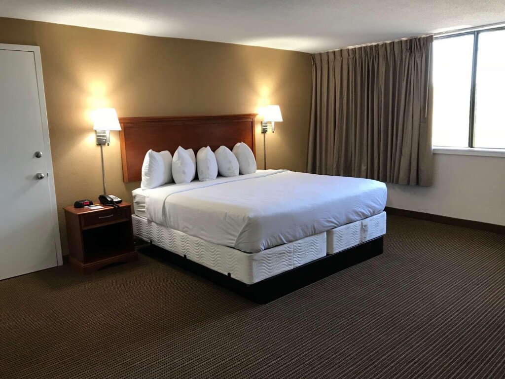 Четырёхместный люкс Days Inn & Suites by Wyndham Tallahassee Conf Center I-10