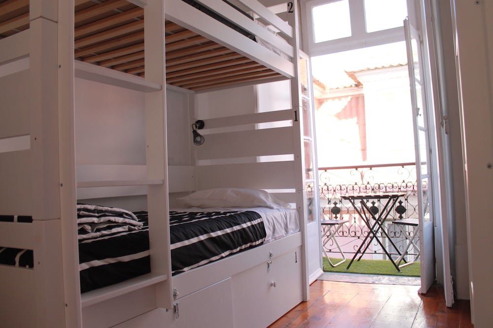 Кровать в общем номере (женский номер) с балконом Surf in Chiado Hostel