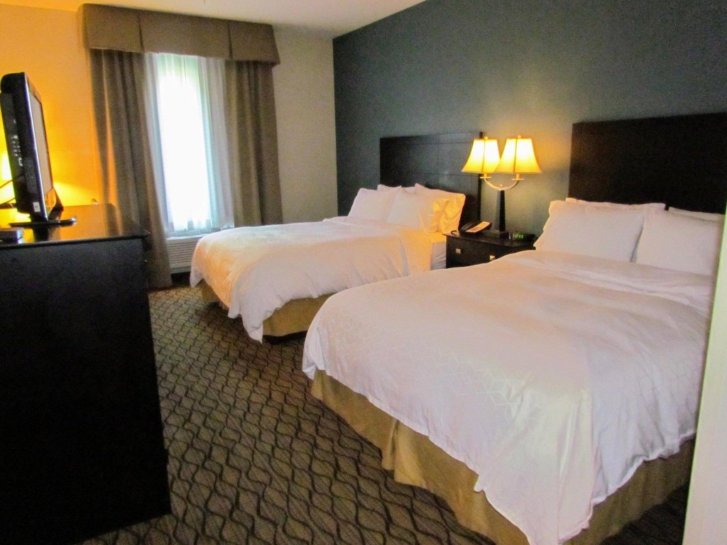 Четырёхместный номер Standard Holiday Inn Express Hotel & Suites Cadillac, an IHG Hotel