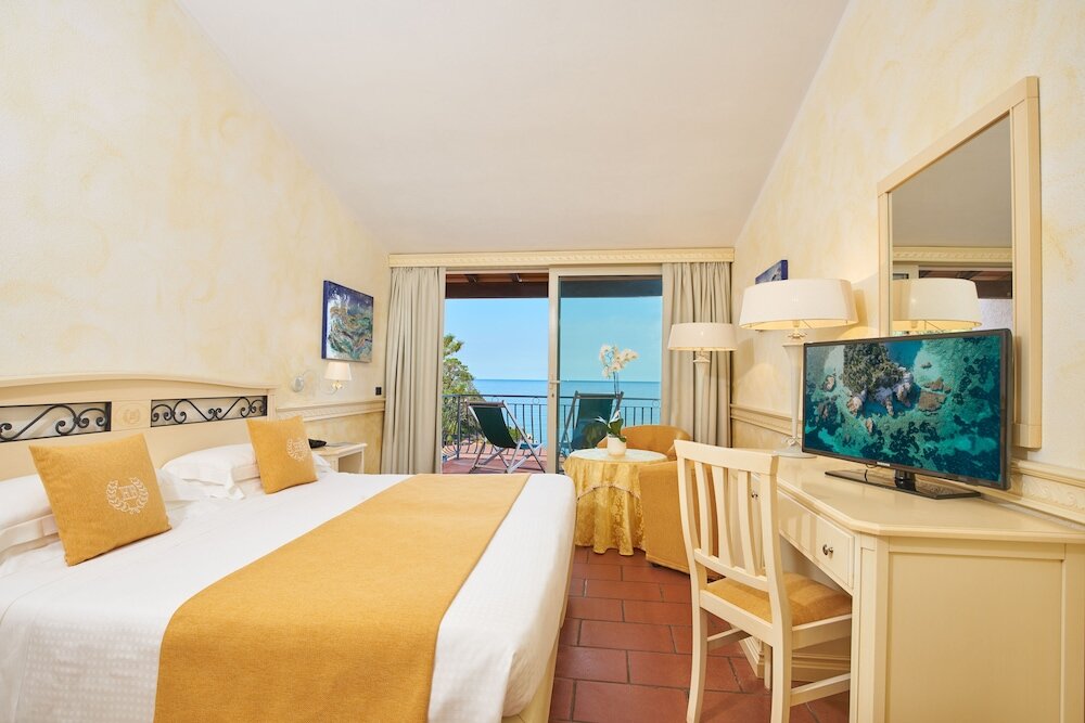Standard Triple room with balcony and with sea view Hotel Hermitage