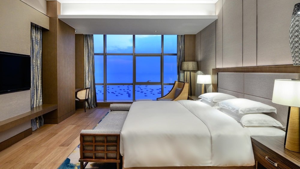 Люкс c 1 комнатой с видом на океан Crowne Plaza Beihai Silver Beach, an IHG Hotel