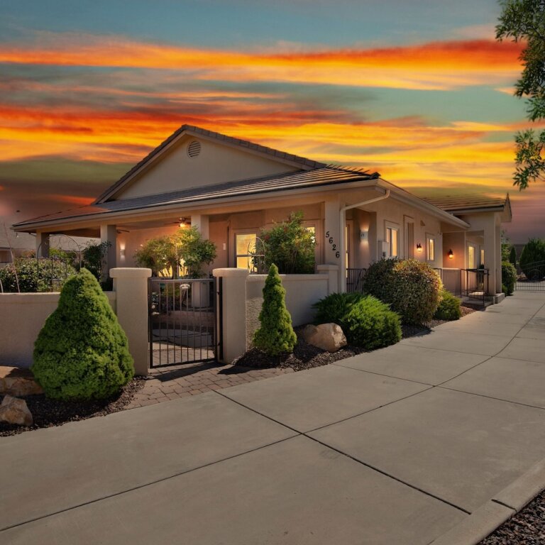 Hütte Prescott Luxury Home Near Golf Course And Airport 2 Bedroom Home by Redawning