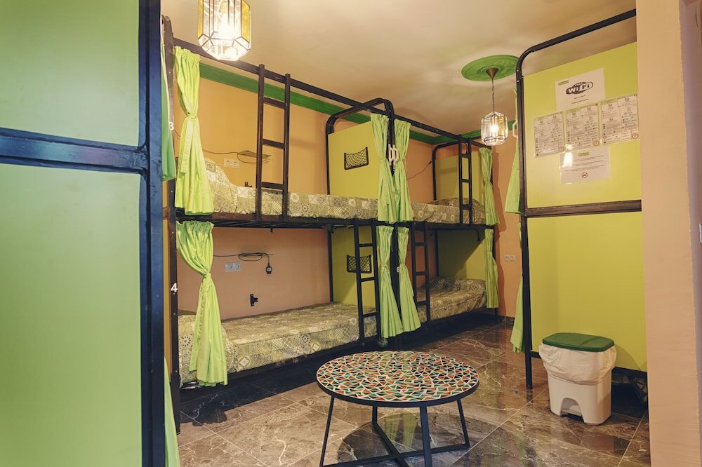 Кровать в общем номере с видом на внутренний двор Charming Nerja Hostel