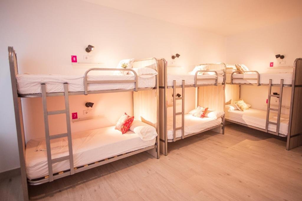 Кровать в общем номере (женский номер) La Flamenka Hostel