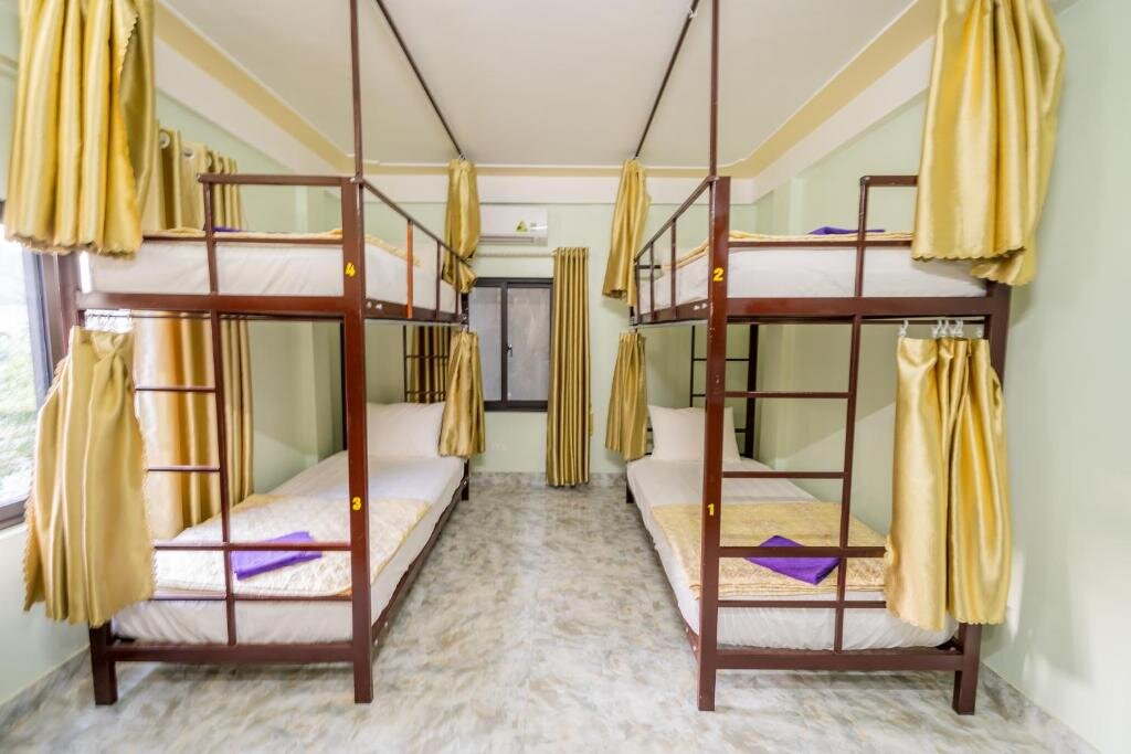 Кровать в общем номере Linh's Homestay