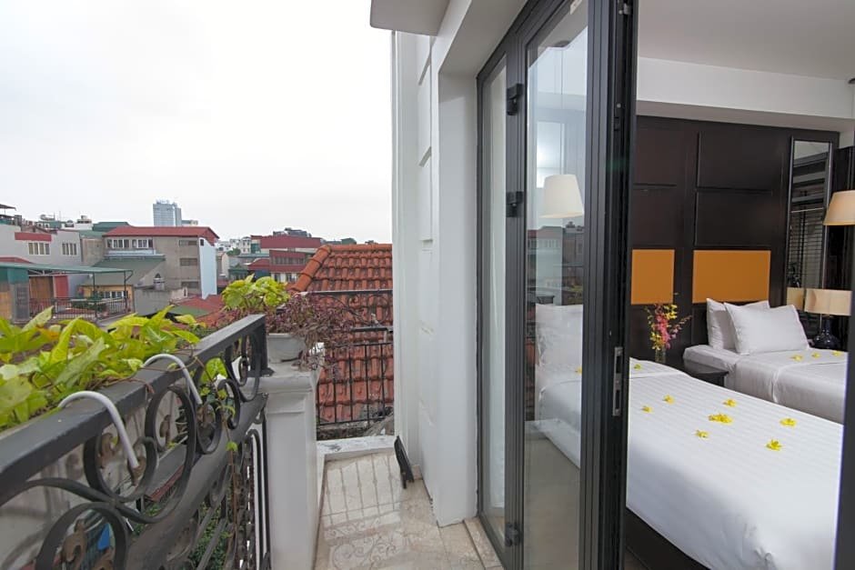 Habitación familiar Estándar con balcón y con vista a la ciudad Hanoi Space Hotel
