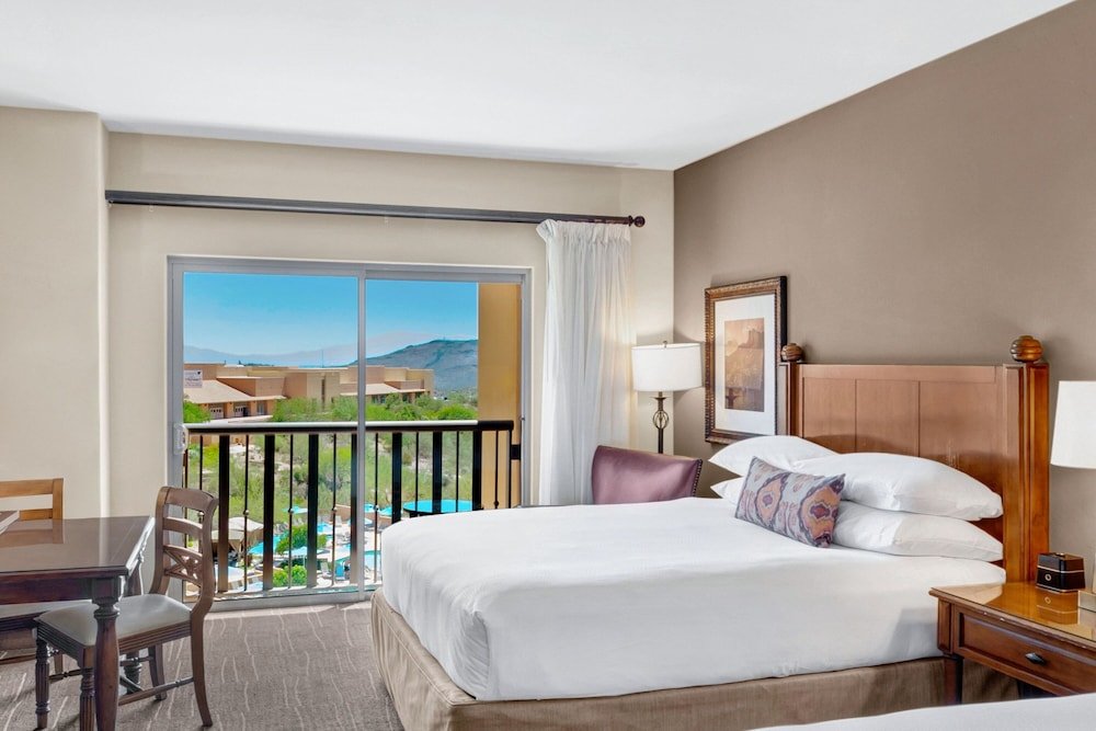 Четырёхместный номер Standard с видом на поле для гольфа JW Marriott Tucson Starr Pass Resort