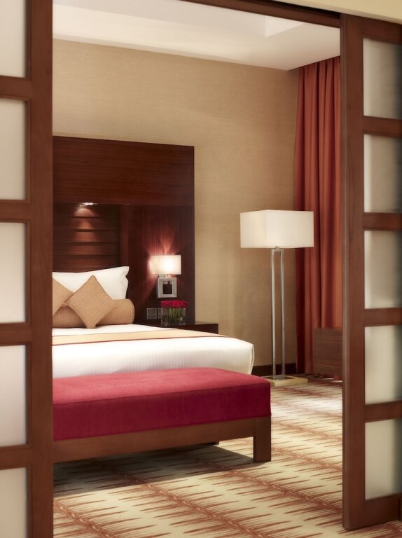 Suite 1 dormitorio con balcón Crowne Plaza Sohar, an IHG Hotel