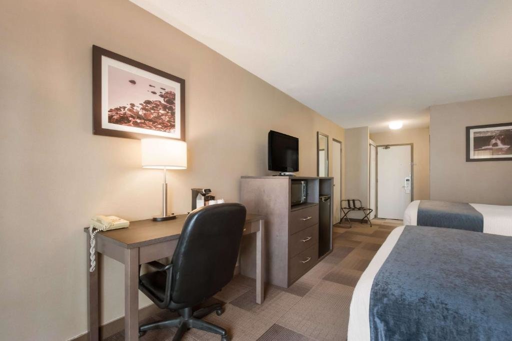 Standard Doppel Zimmer mit Poolblick Best Western St Catharines Hotel & Conference Centre