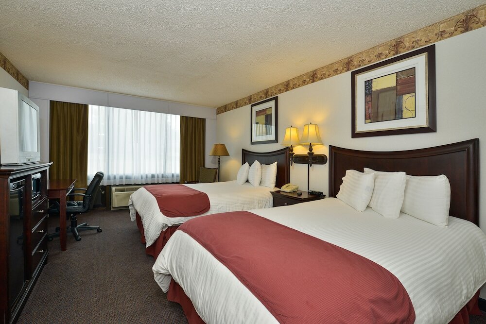 Standard Quadruple room Lamplighter Inn & Suites Pittsburg
