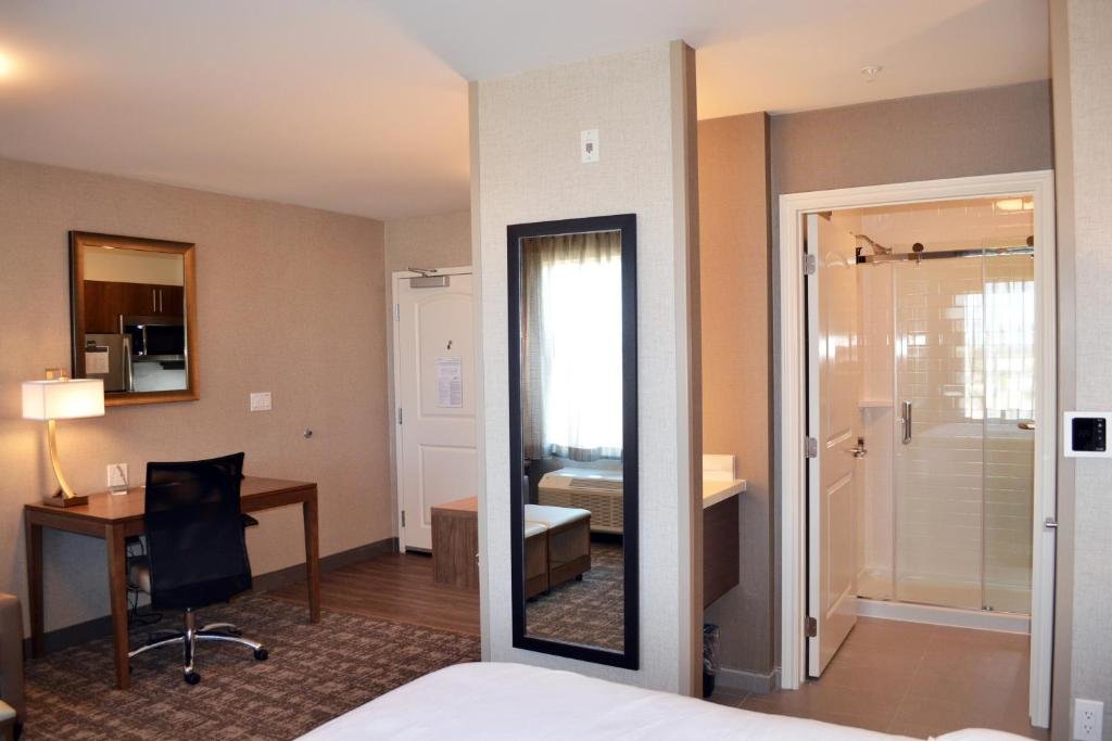 Люкс Staybridge Suites - Red Deer North, an IHG Hotel