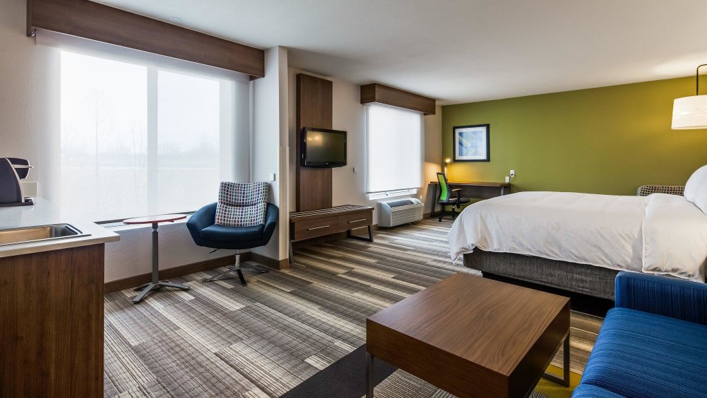 Четырёхместный люкс Holiday Inn Express Hotel & Suites Detroit - Farmington Hills, an IHG Hotel