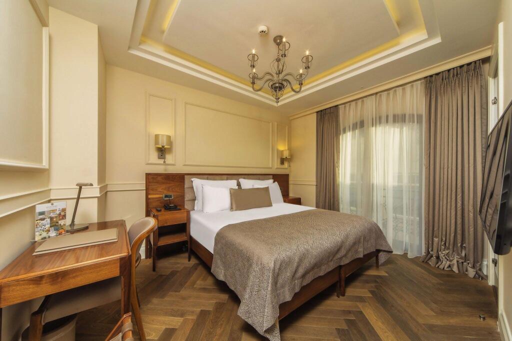 Отель в центре турции. Hotel Morione Istanbul. Elmira Pera Hotel Spa. Что лучше Люкс или Делюкс.