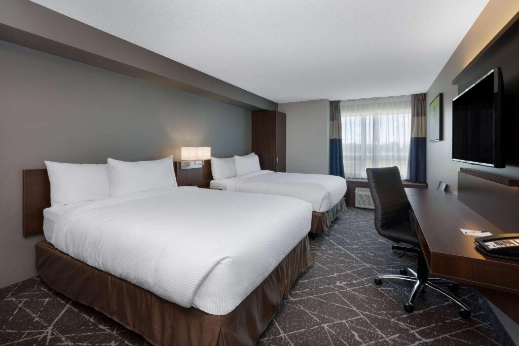 Четырёхместный люкс Microtel Inn & Suites by Wyndham Portage La Prairie