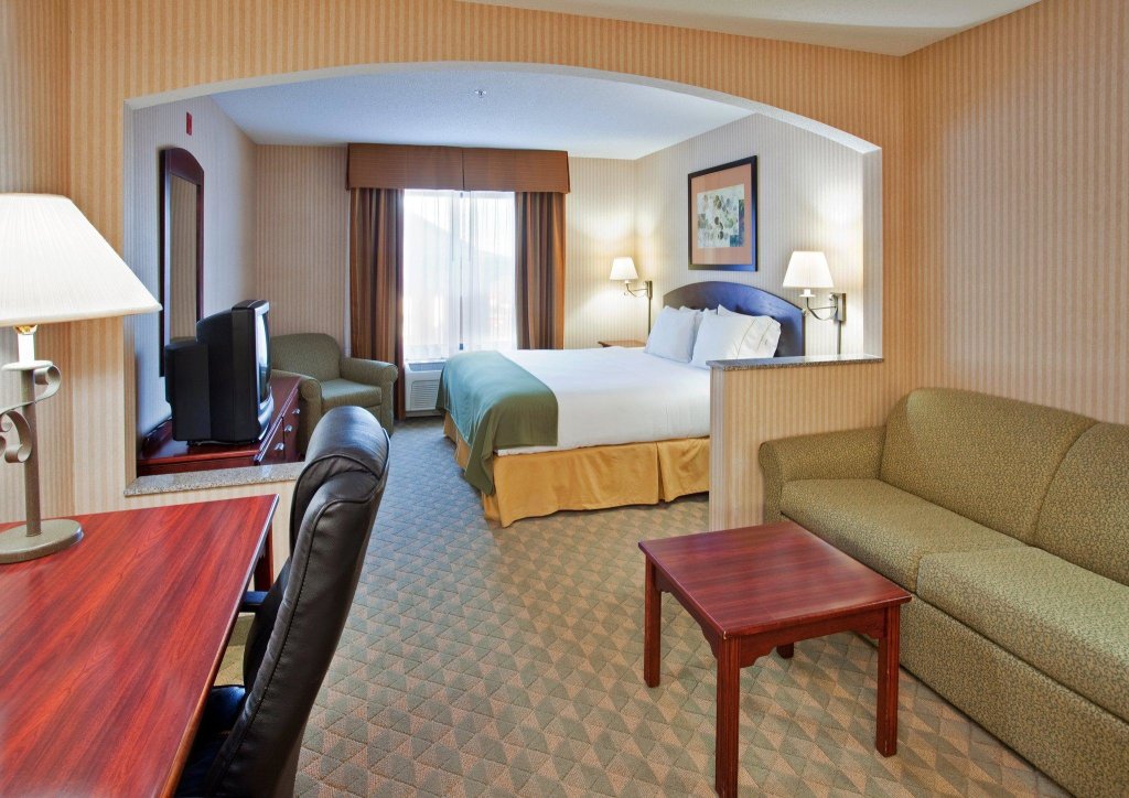 Двухместный люкс Holiday Inn Express Hotel & Suites Lansing-Leavenworth, an IHG Hotel