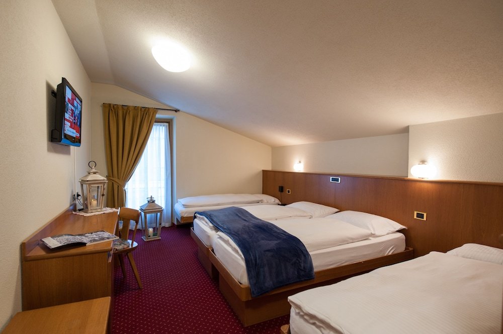 Четырёхместный номер Comfort c 1 комнатой с балконом Hotel Miravalle