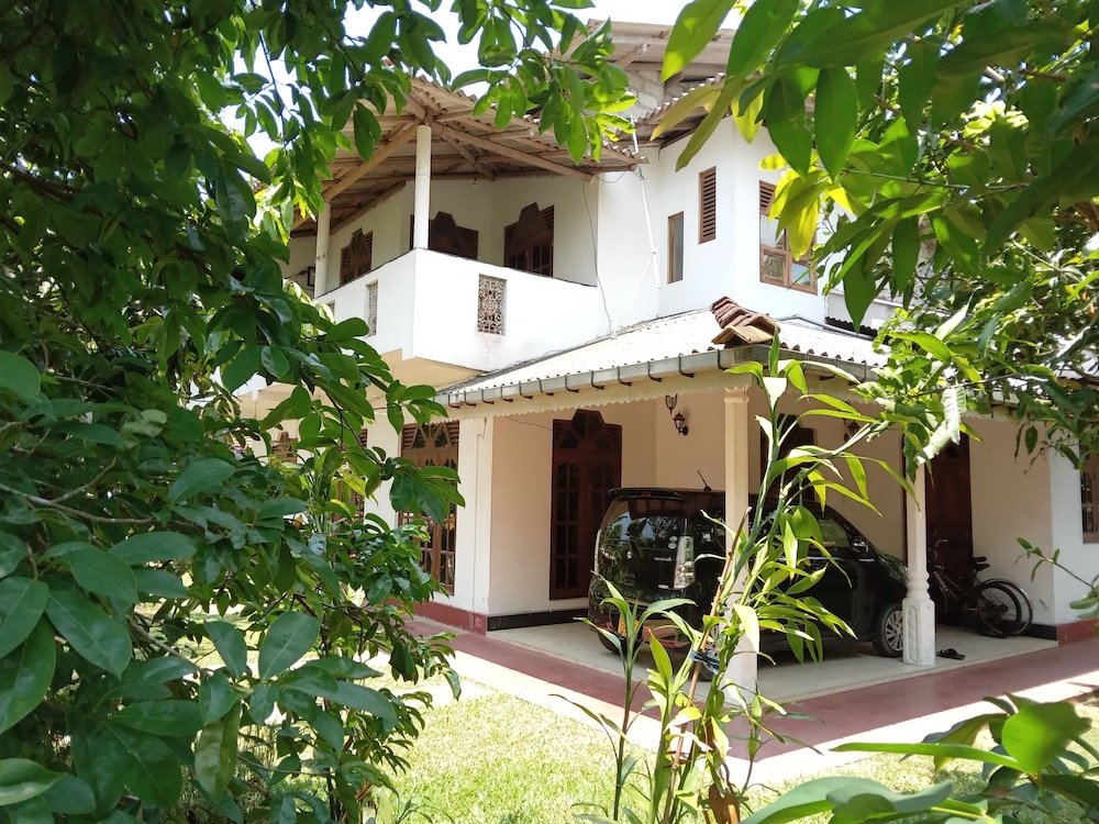 Апартаменты Charming 3-bed Apartment in Weligama