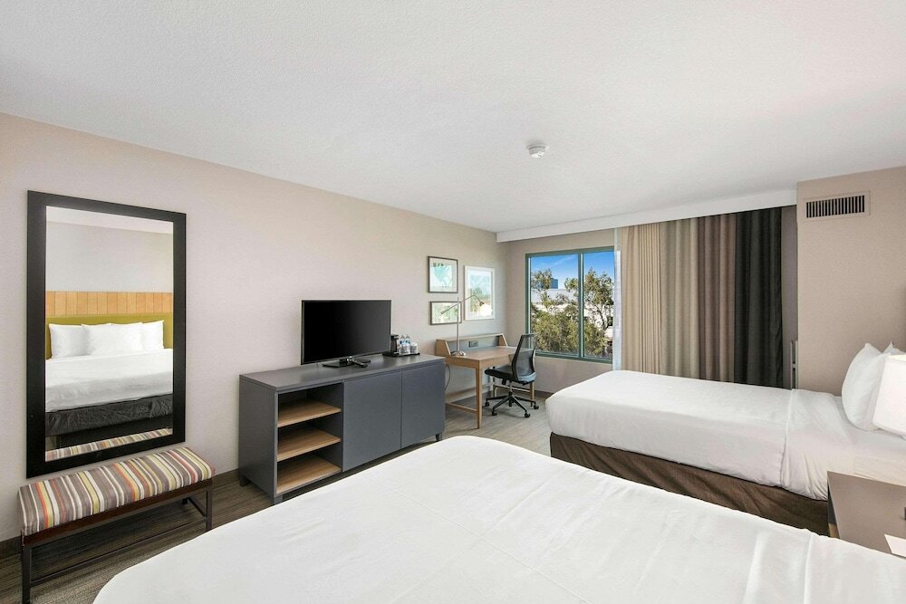 Четырёхместный номер Standard Country Inn & Suites by Radisson, San Diego North, CA