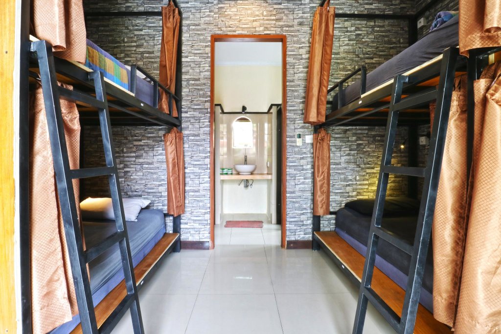 Кровать в общем номере (женский номер) Puji Hostel and Bungalow Ubud