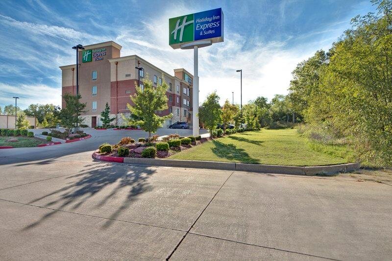 Люкс с 2 комнатами Holiday Inn Express and Suites Oklahoma City North, an IHG Hotel