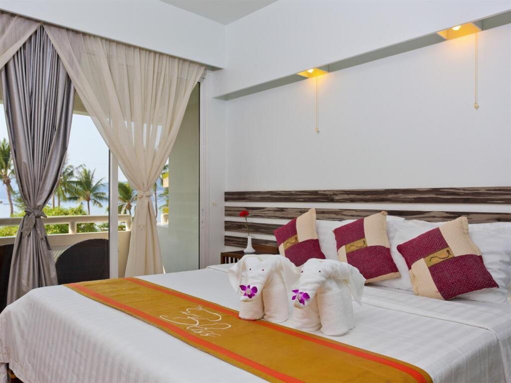 Bliss south. Bliss South Beach Patong. HOMM Bliss South Beach Patong. Патонг лучшие отели. Wyndham la Vita Phuket 5.