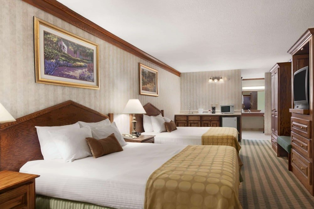 Четырёхместный номер Standard Цокольный этаж Ramada by Wyndham Saginaw Hotel & Suites