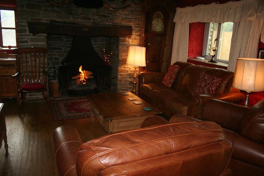 Hütte Barn Cottage - Farm Park Stay with Hot Tub, BBQ & Fire Pit
