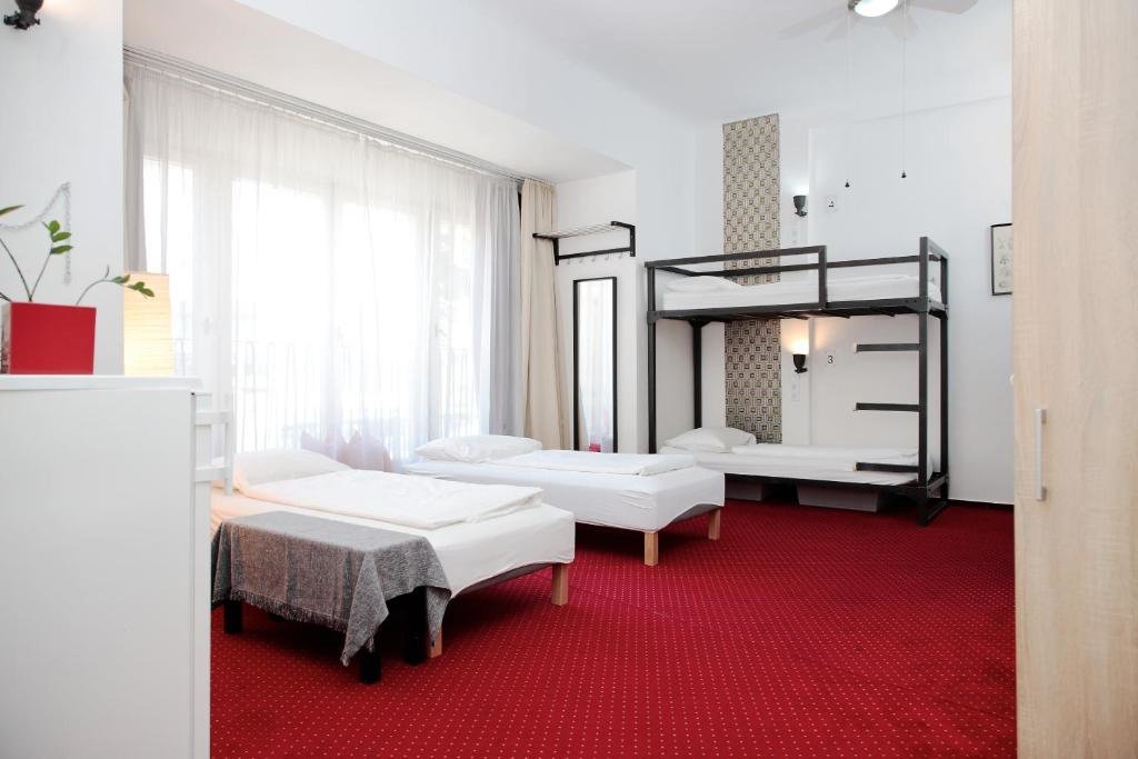 Кровать в общем номере (женский номер) Maverick Hostel & Ensuites