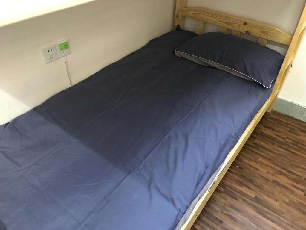 Кровать в общем номере No. 6 Cuobian Hostel