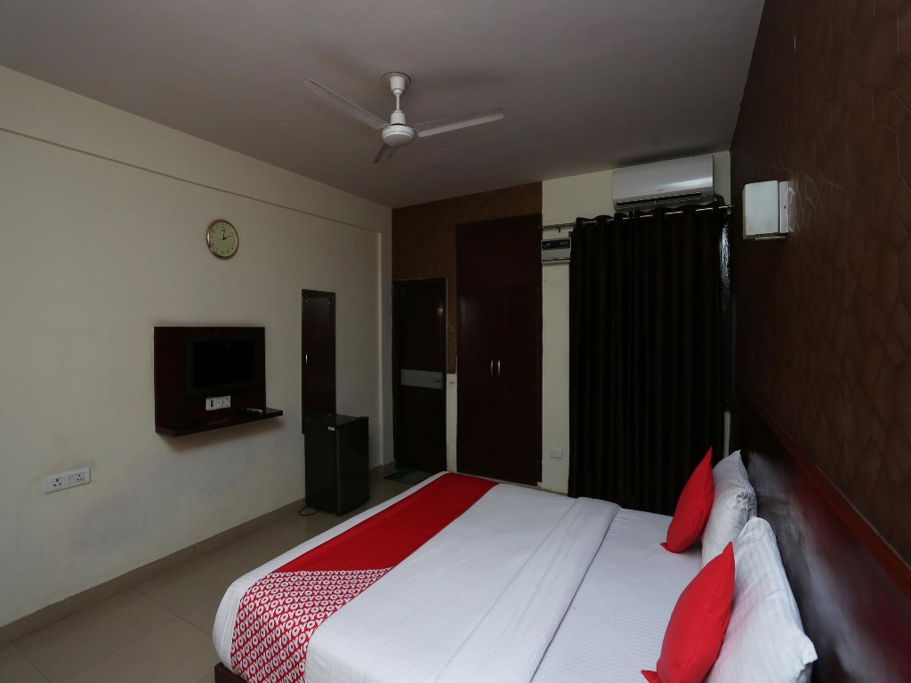Standard Suite OYO 23478 Hotel Kamran Residency