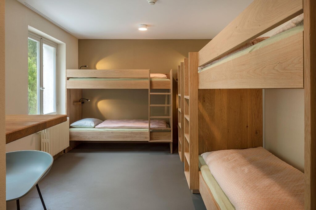 Кровать в общем номере Crans-Montana Youth Hostel