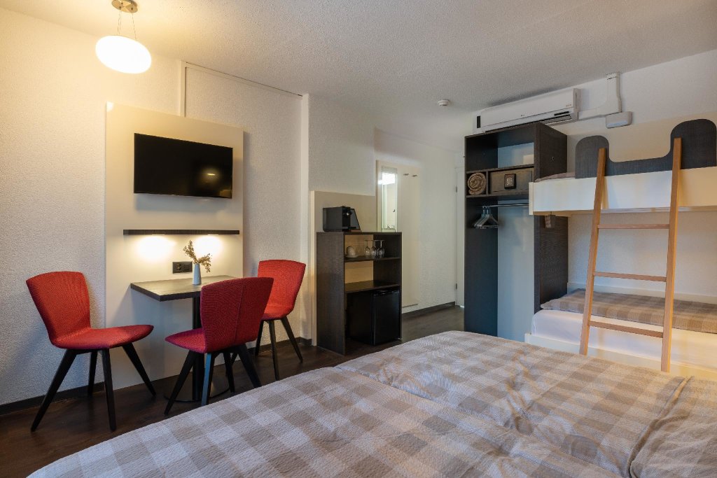Standard Quadruple room Hotel Derby Interlaken - Action & Relax Hub