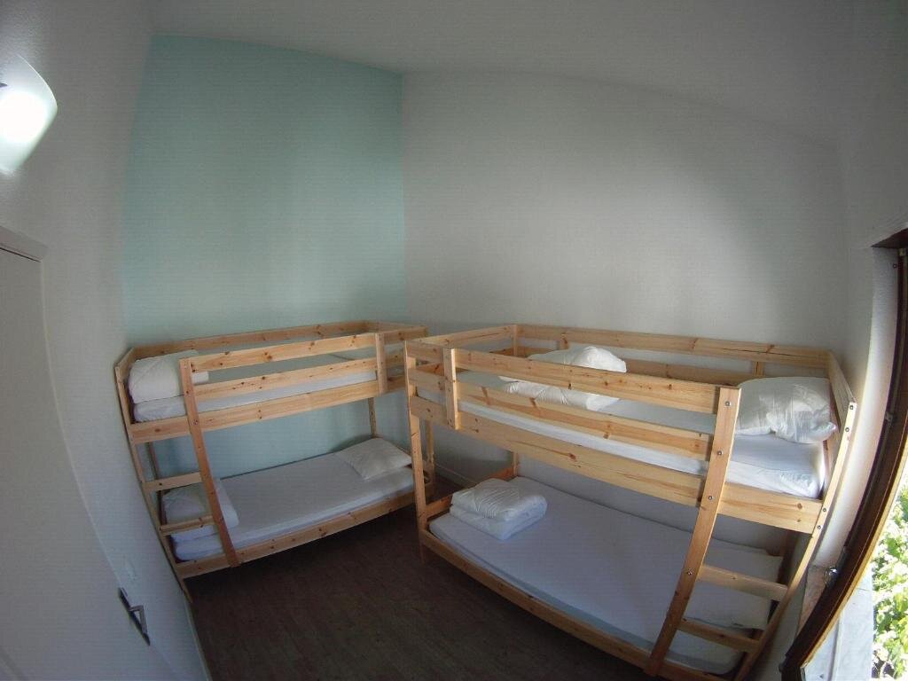 Кровать в общем номере Ahoy Porto Covo Hostel