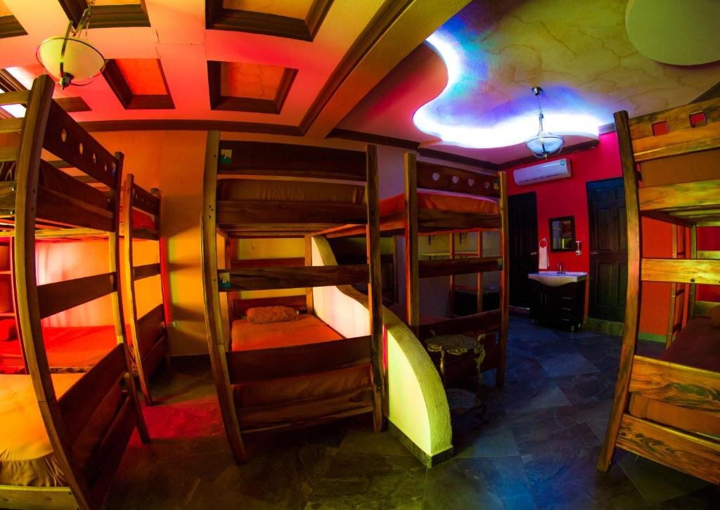 Кровать в общем номере Hostal Casa de Grethel