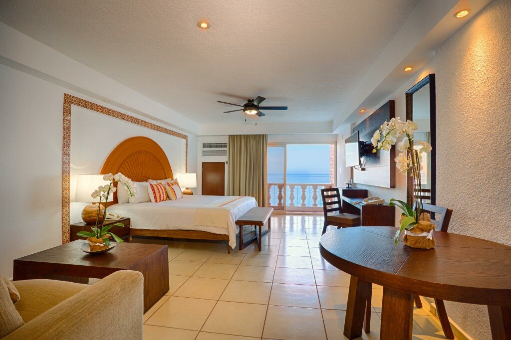 Номер Deluxe с балконом Costa Sur Resort & Spa