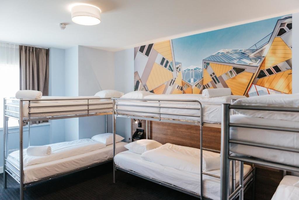 Кровать в общем номере Rotterdam Teleport Hotel