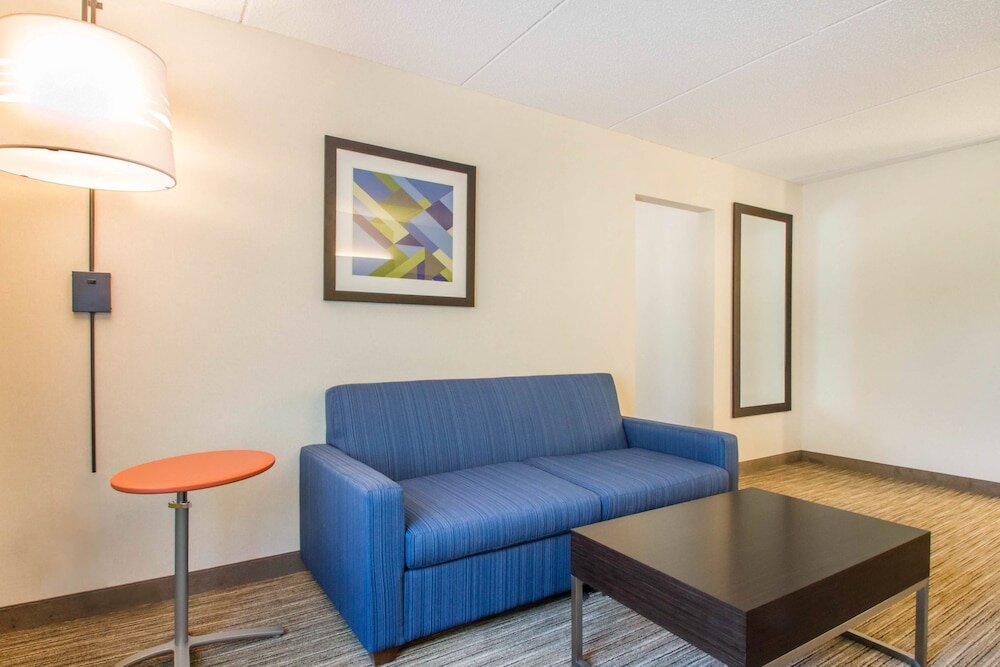 Люкс Holiday Inn Express & Suites - Albany Airport - Wolf Road, an IHG Hotel