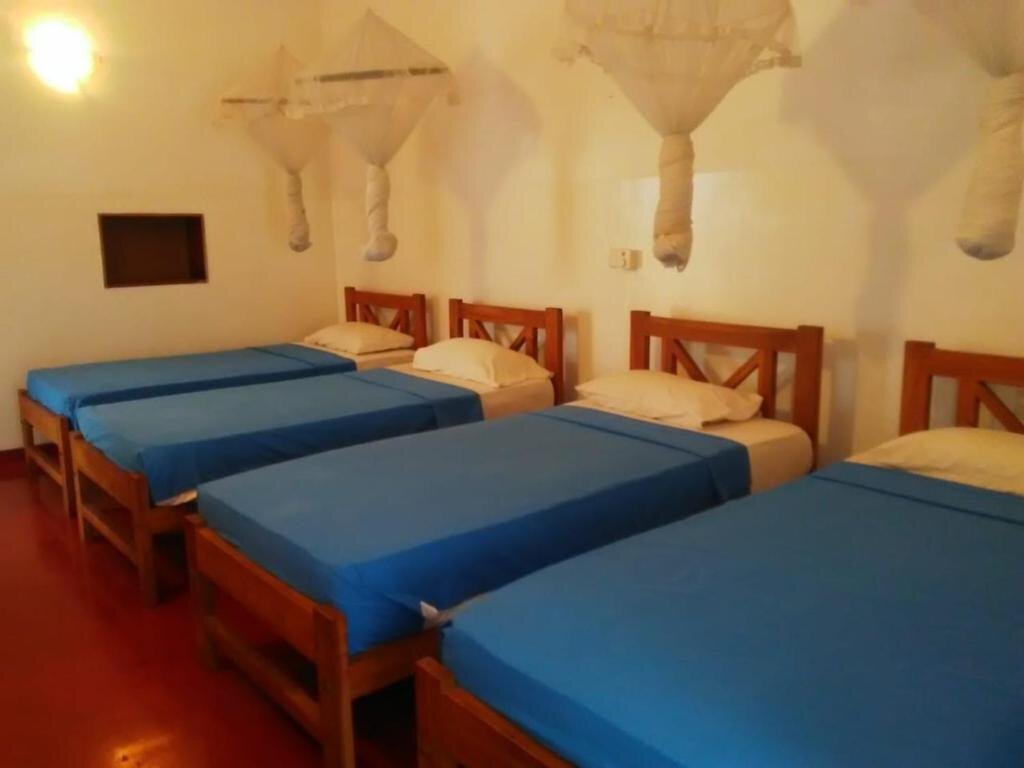 Кровать в общем номере (мужской номер) Hotel Mango Garden