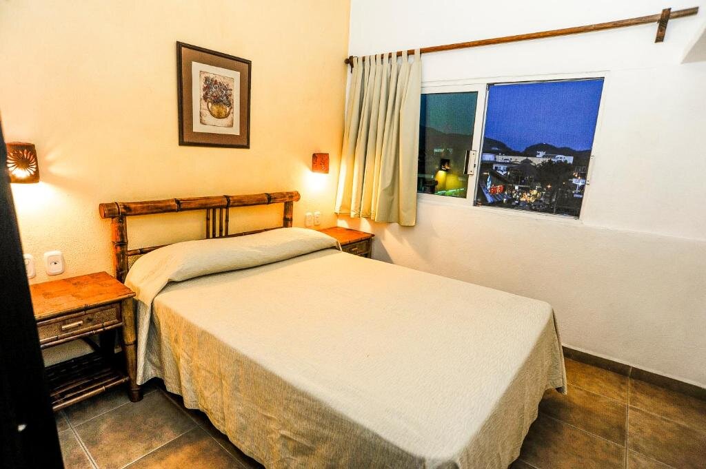 Полулюкс Hotel Suites Ixtapa Plaza