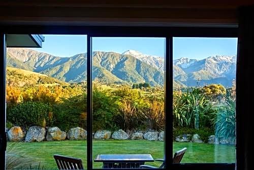 Standard Double room with mountain view Manakau Lodge