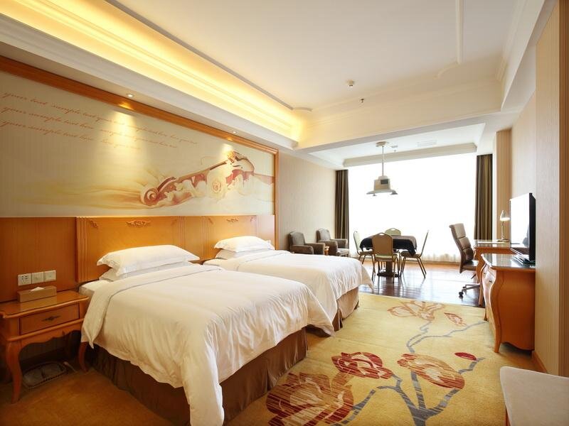 Люкс Vienna International Hotel Guangzhou Changlong Qifu Xincun