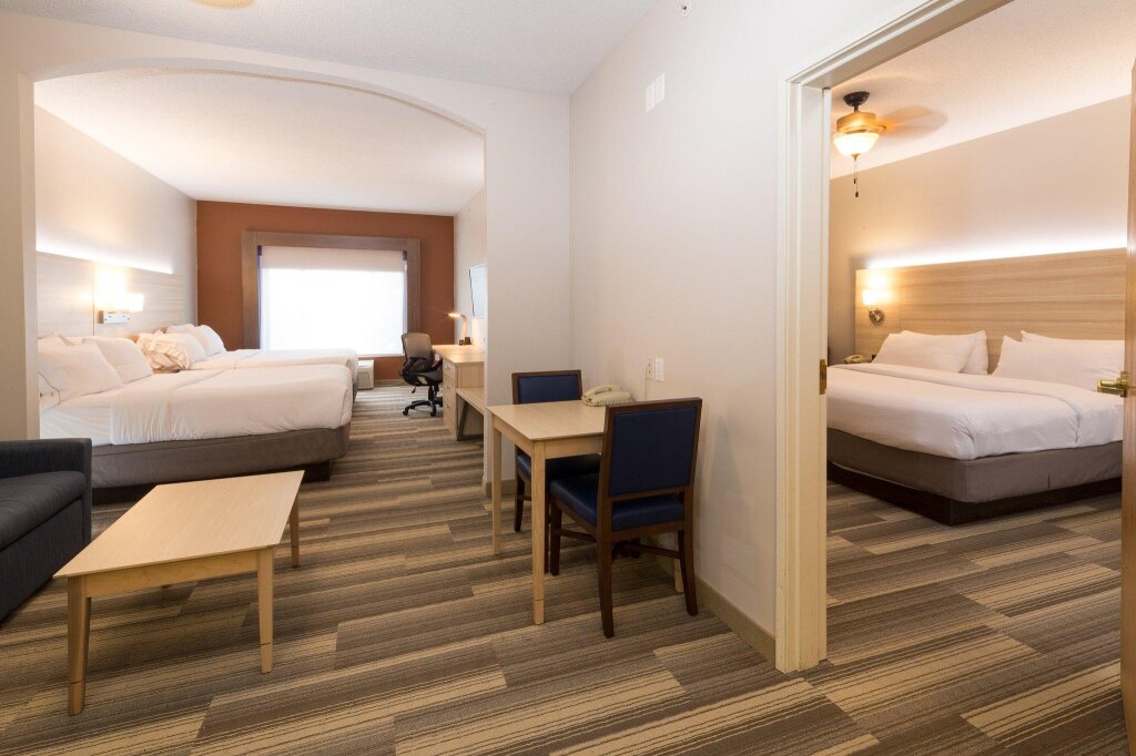 Четырёхместный люкс c 1 комнатой Holiday Inn Express Hotel & Suites Detroit-Utica, an IHG Hotel
