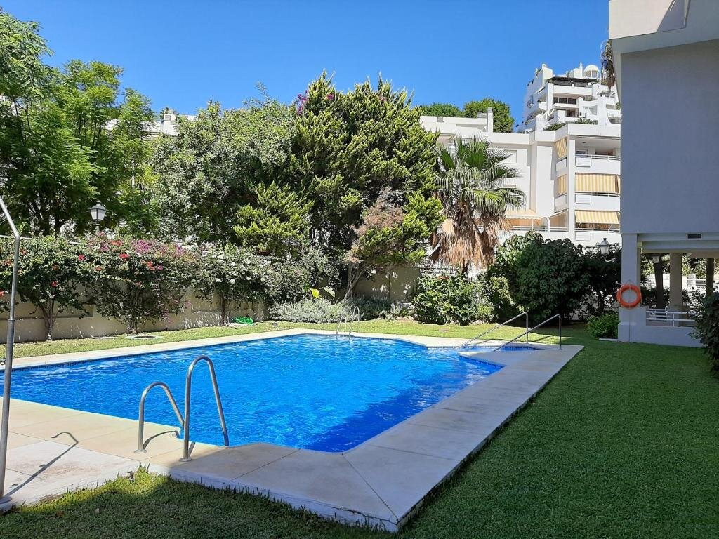 Апартаменты Apartamentos LOLA y MANUELA en primera línea playa Carihuela con excelente Terraza-jardin de 80 m2 frente al Mar con aparcamiento privado Ideal para descansar oyendo las olas del Mar