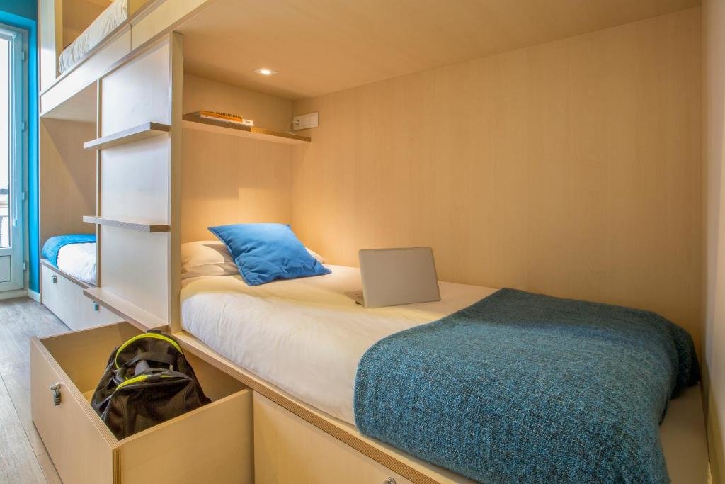 Кровать в общем номере (женский номер) Mola Hostel