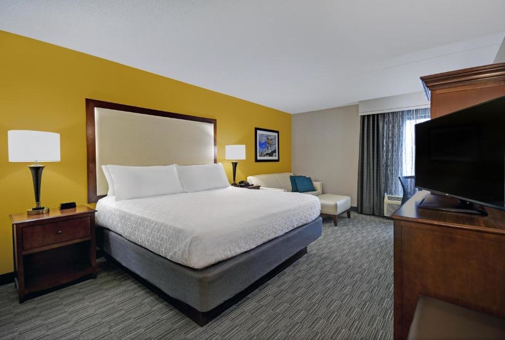 Двухместный номер Premium с видом на реку Holiday Inn Express & Suites Cincinnati Riverfront, an IHG Hotel