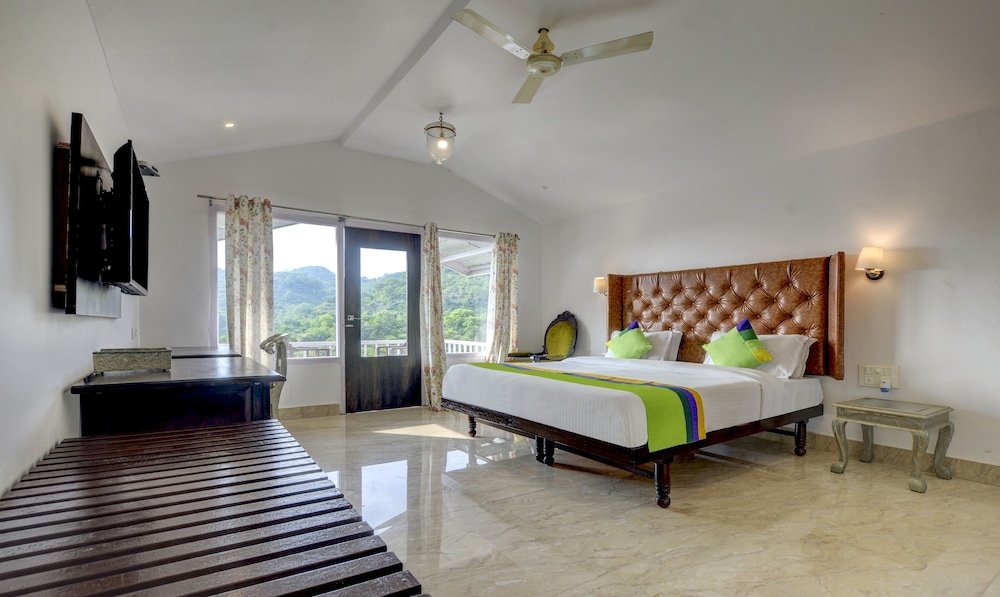 Premium Double room with balcony Treebo Trend Hotel Kumbhal Castle With Valley View