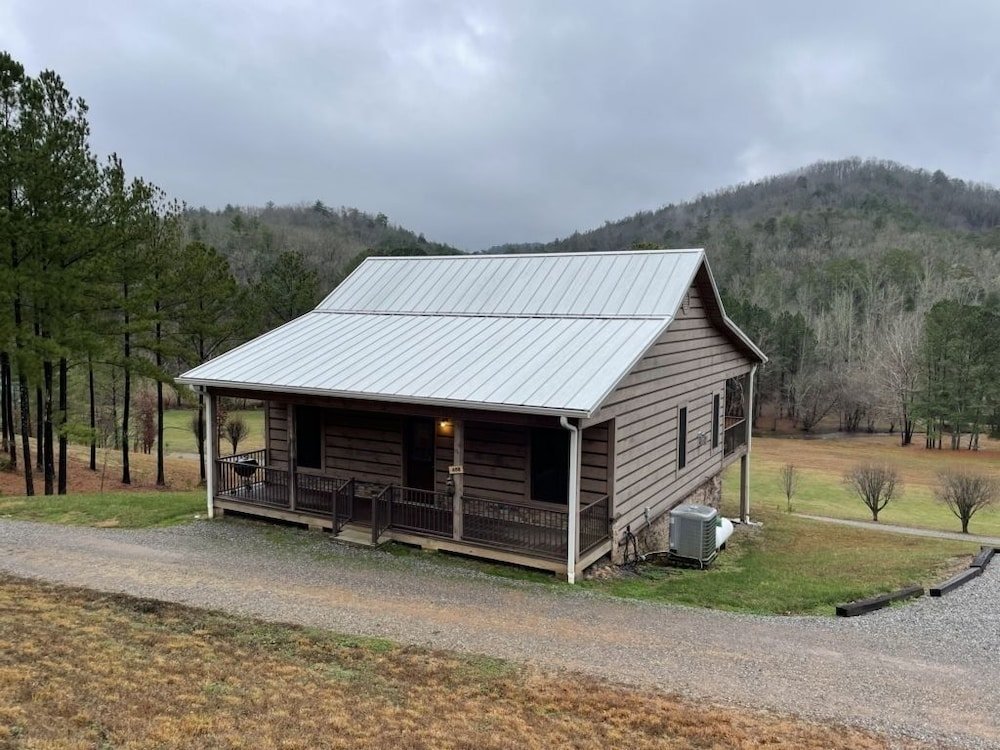 Standard Zimmer Peaceful Family Cabin Near Fishing With Over 100 Acres of Mountain and Field Trails to Explore! 2 Bedroom Cabin by Redawning